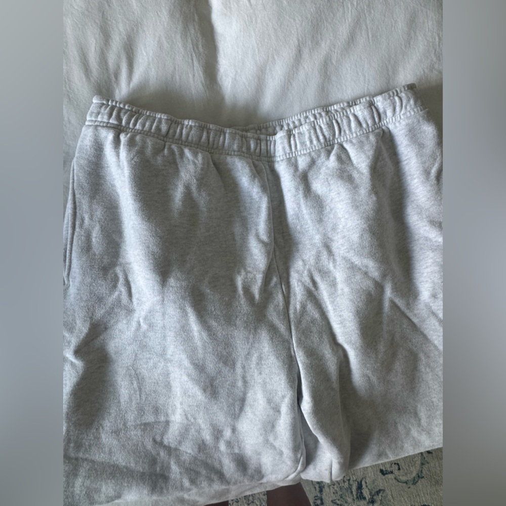COPY: Aritzia Mega Fit Sweatfleece Sweatpants in Light Gray XL - Picture 3 of 4